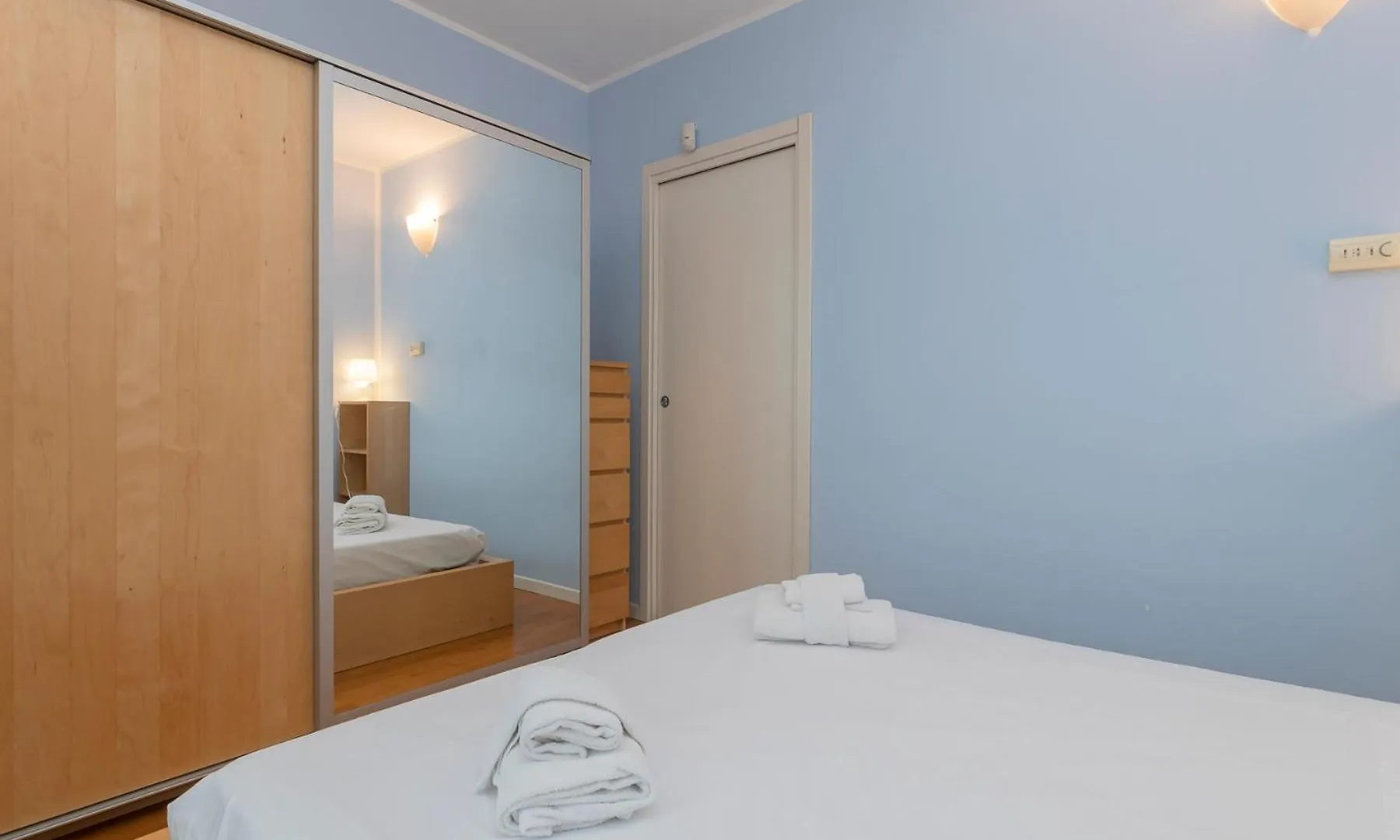 Xenia Apartments - Spacious Three-Room Apartment 10 Min From Linate Mediolan